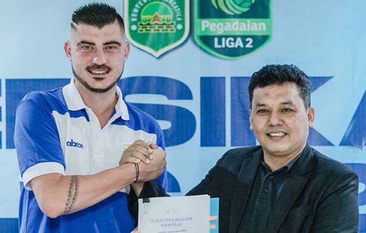 Yevhen Bokhashvili (kiri) usai menandatangani kontrak bersama Persikas Subang.