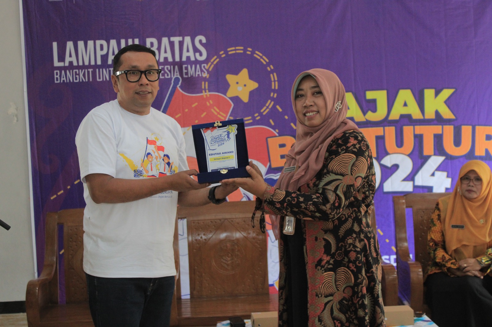 EDUKASI: Kepala KP2KP Magetan Oky Fardiyano saat menyosialisikan pentingnya pajak, kemarin (7/8). (AJI PUTRA/ RADAR MAGETAN)