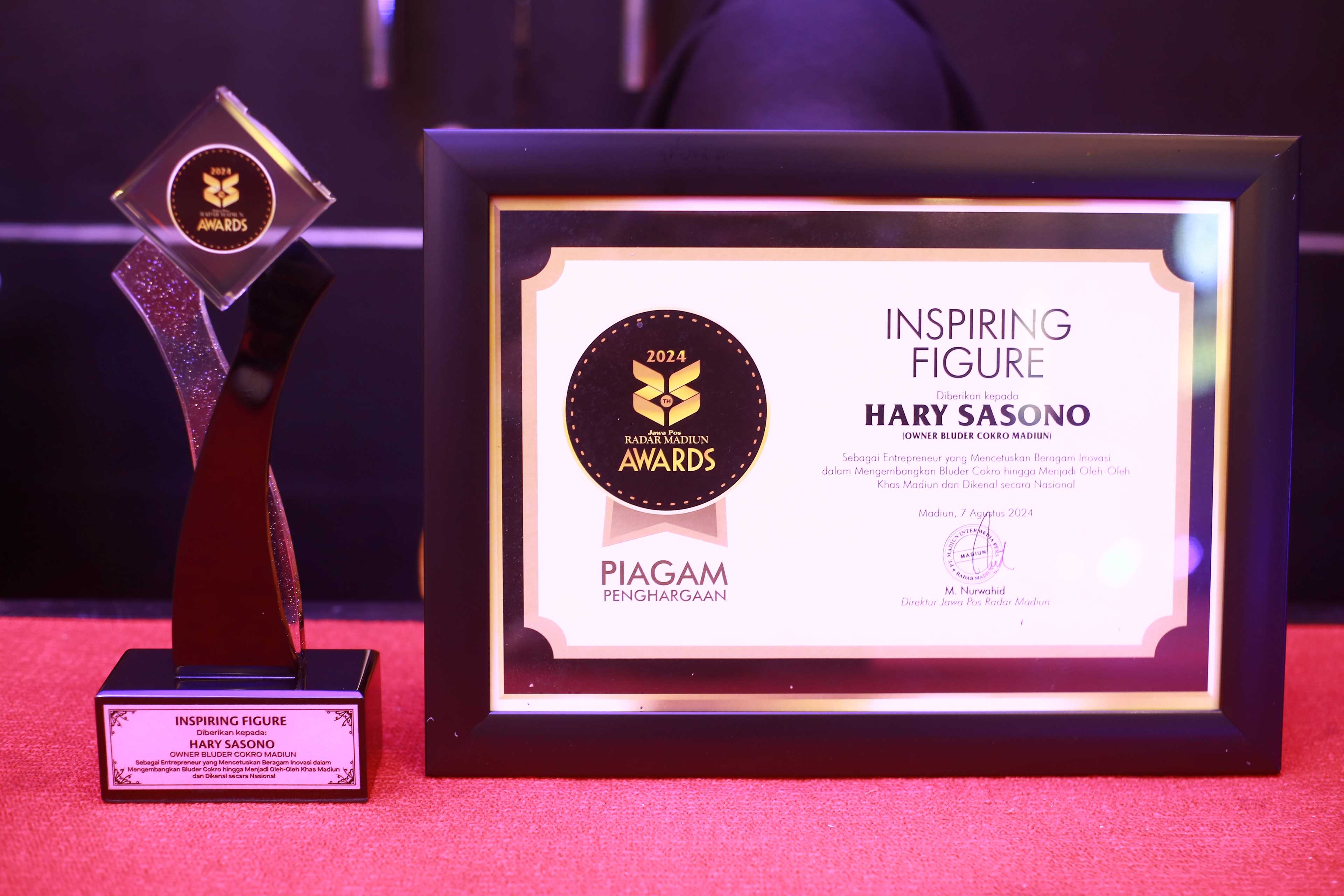 APRESIASI: Piala dan piagam Inspiring Figure pada Radar Madiun Awards 2024, salah satunya diberikan kepada Hary Sasono. (AJI PUTRA/RADAR MADIUN)