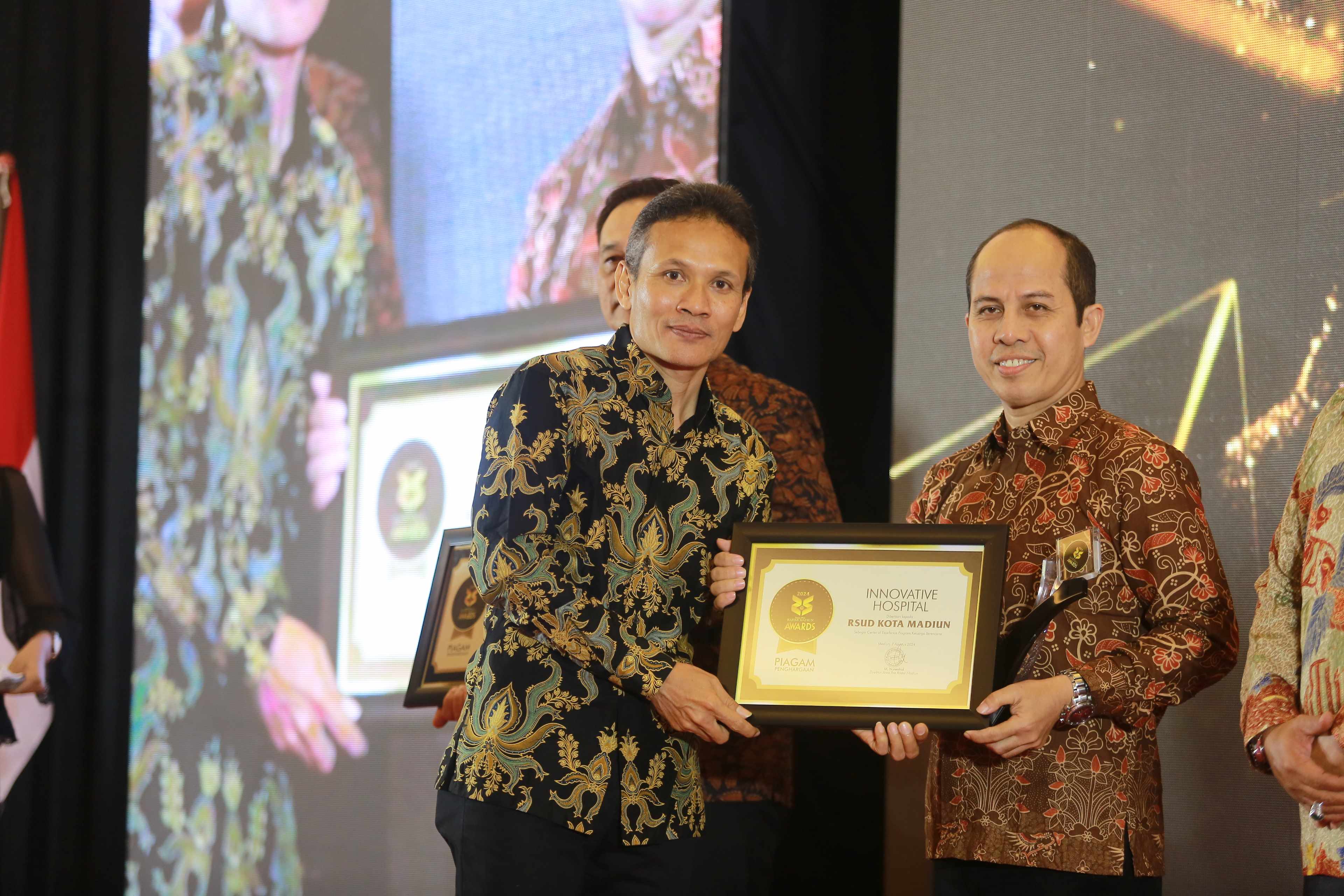 RUJUKAN STUDI INTERNASIONAL: Direktur RSUD Kota Madiun dr Muhammad Nur menerima penghargaan Innovative Hospital di Radar Madiun Awards 2024, Rabu (7/8). (BAGAS BIMANTARA/RADAR MADIUN)