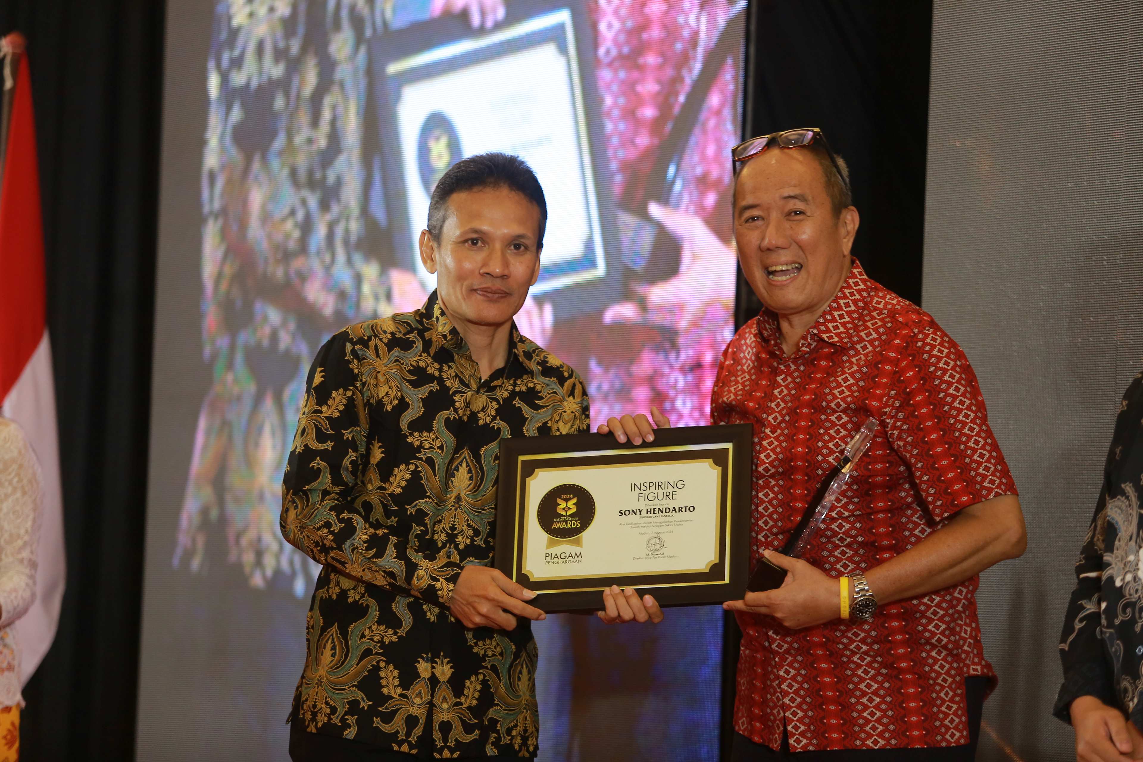 PEBISNIS TULEN: Sony Hendarto menerima Inspiring Figure pada Radar Madiun Awards 2024, Rabu (7/8). (BAGAS BIMANTARA/RADAR MADIUN)
