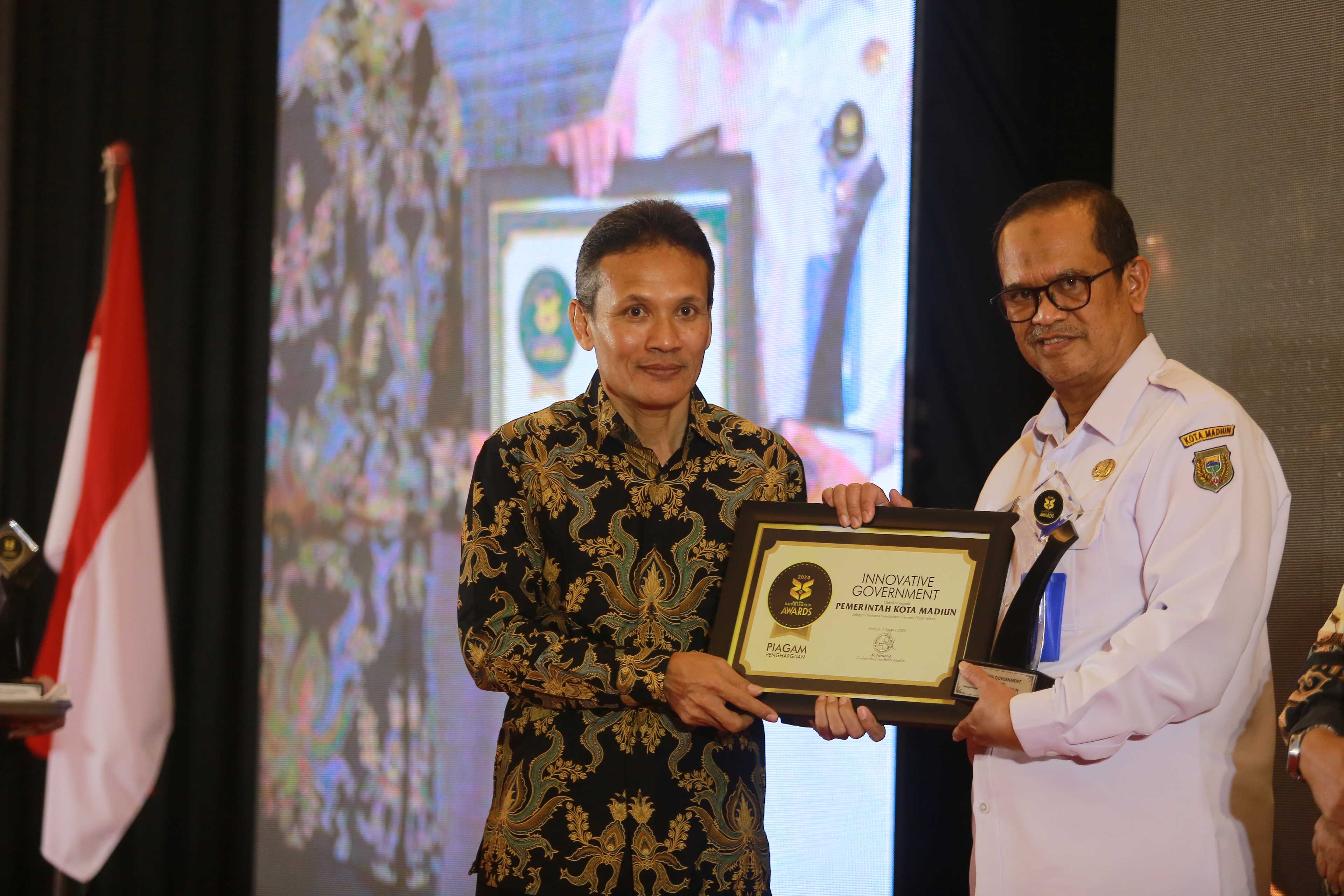 TRANSPARANSI: Pemkot Madiun mendapatkan penghargaan Innovative Government untuk kategori pelaksana keterbukaan informasi publik terbaik, kemarin (7/8). (BAGAS BIMANTARA/RADAR MADIUN)