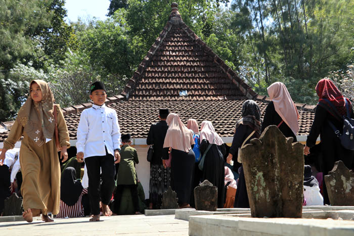 WISATA RELIGI : Ratusan peziarah memenuhi kompleks makam Batoro Katong Ponorogo saat bulan Sura lalu.