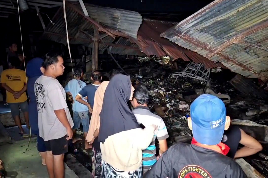 NEKAT: Sejumlah pedagang Pasar Gentong melihat kondisi kios mereka yang ludes dilalap si jago merah usai kebakaran Rabu (7/8) lalu.