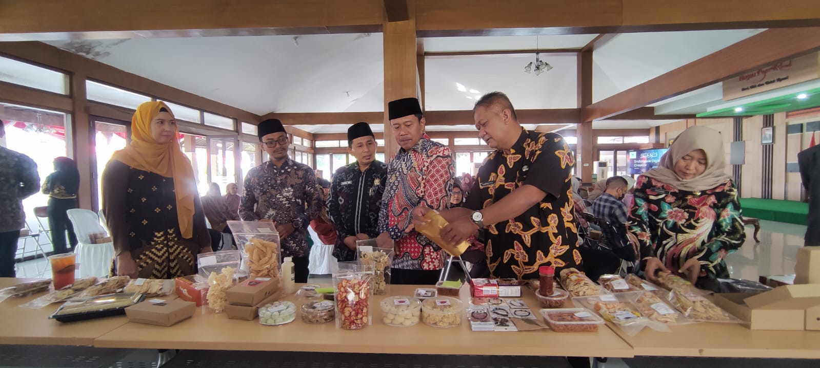 INOVATIF: Wabup Ngawi Dwi Rianto Jatmiko didampingi Baznas RI, Ketua Baznas Ngawi, Kadinkop UM Ngawi meninjau sejumlah produk UMKM Ngawi.&nbsp;(SATRIO JATI/RADAR MADIUN)