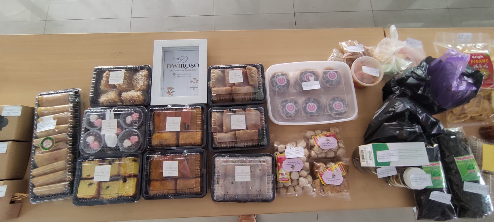 SAMPEL: Sejumlah produk UMKM binaan Baznas Ngawi dipamerkan.&nbsp;(SATRIO JATI/RADAR MADIUN)