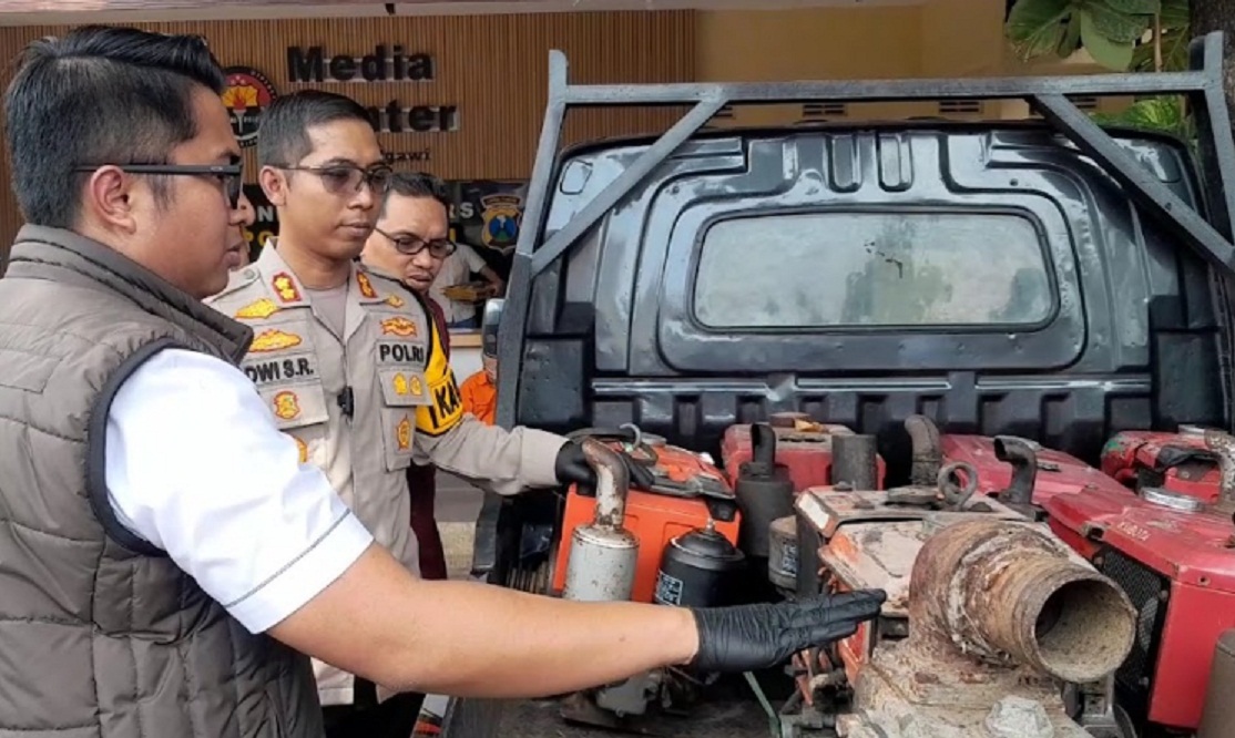 KOMPLOTAN: Polres Ngawi ngamanake komplotan maling mesin diesel pertanian, Jumat (2/8). (ASEP SYAEFUL BACHRI/RADAR MADIUN)