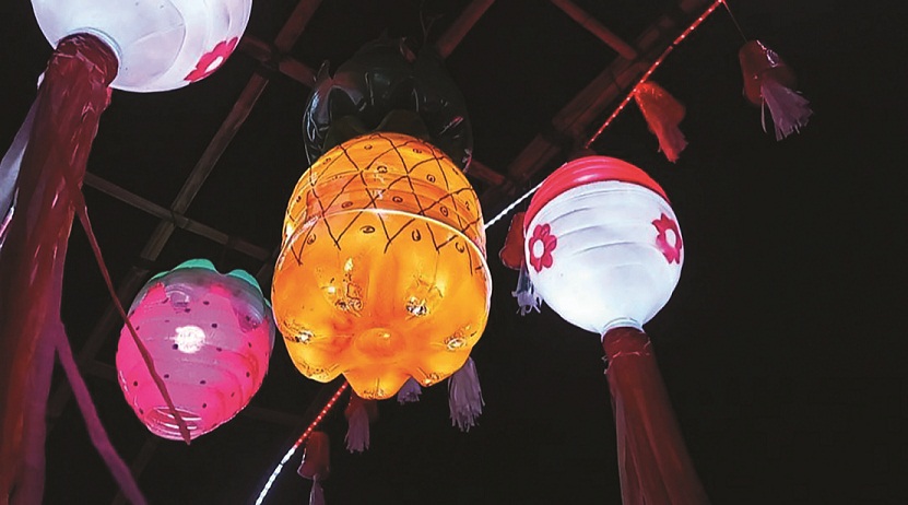 UNIK: Ewon lampion dipasang ing Desa Sidorejo, Kecamatan Wungu, Kabupaten Madiun. (DIAN RAHAYU/RADAR MADIUN)
