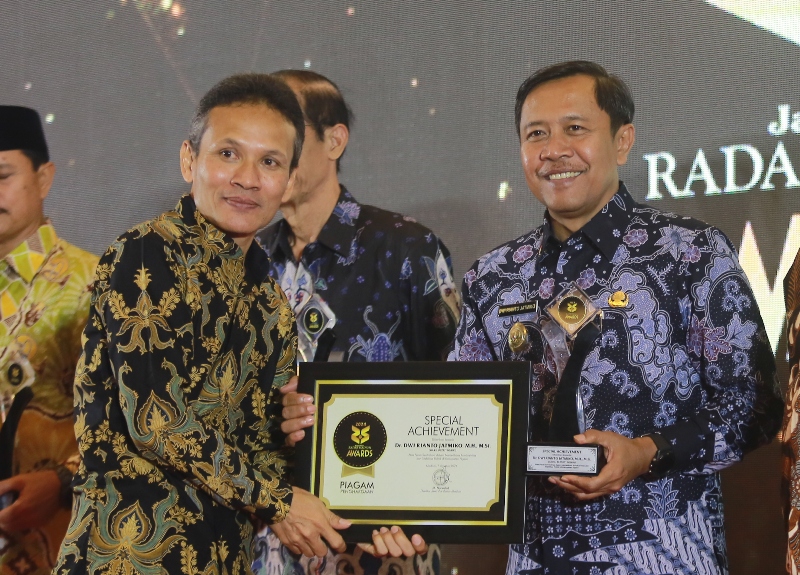 Wabup Ngawi Dwi Rianto Jatmiko menerima penghargaan Special Achievement Radar Madiun Awards 2024. (BAGAS BIMANTARA/RADAR MADIUN)