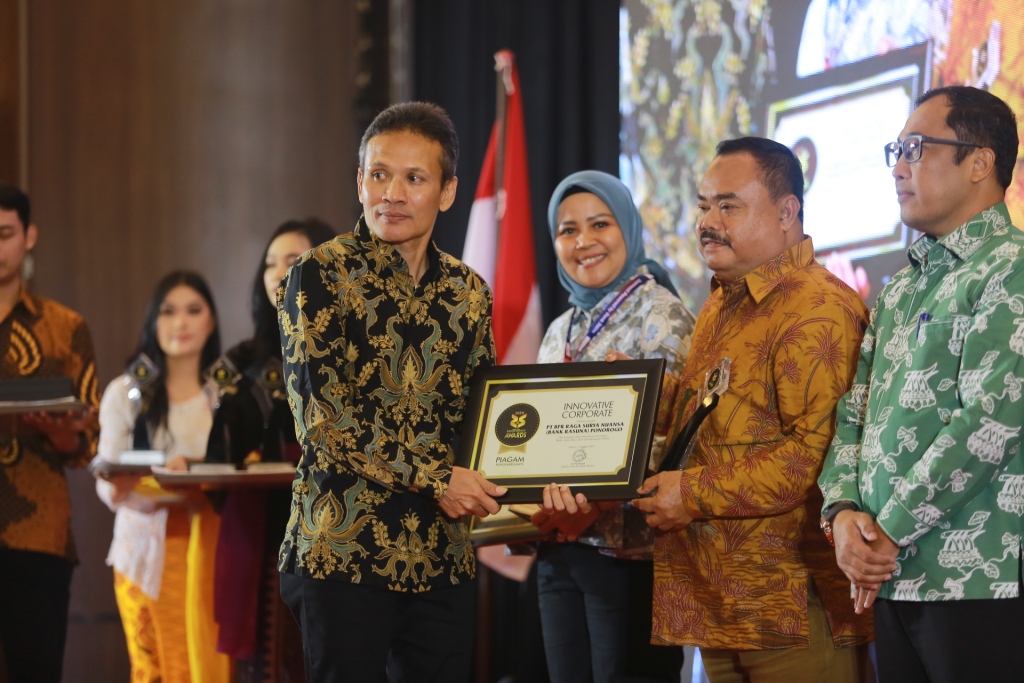 BPR Rasuna menerima penghargaan Innovative Corporate Radar Madiun Awards 2024. (BAGAS BIMANTARA/RADAR MADIUN)