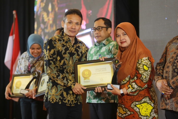 Direktur BPRS Magetan Endah Kundarti menerima penghargaan Innovative Corporate Radar Madiun Awards 2024. (BAGAS BIMANTARA/RADAR MADIUN)