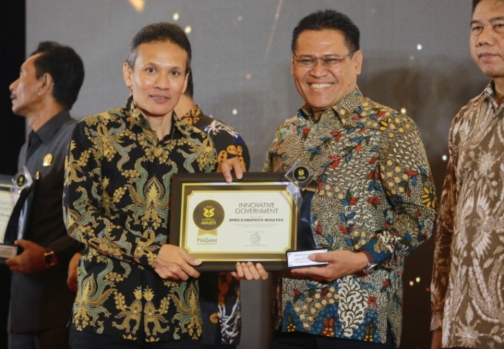Ketua DPRD Magetan Sujatno menerima penghargaan Innovative Government Radar Madiun Awards 2024. (BAGAS BIMANTARA/RADAR MADIUN)