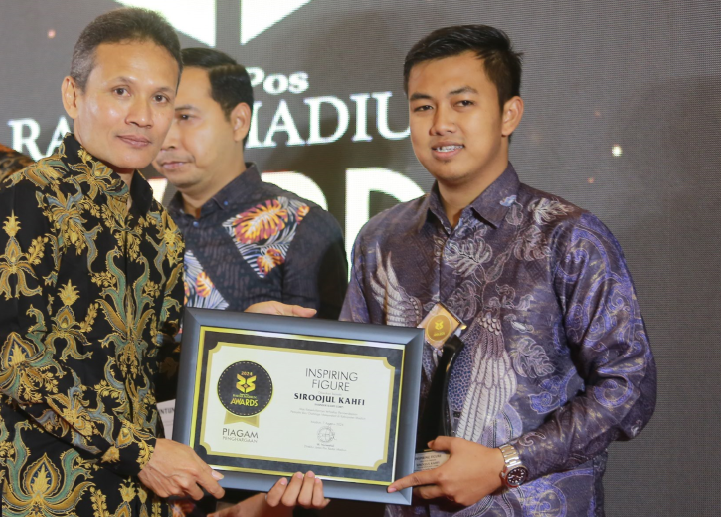 FIGURE: CEO Kahfi Corp Siroojul Kahfi menerima penghargaan Inspiring Figure Radar Madiun Award 2024 dari Direktur Jawa Pos Radar Madiun Marsudi Nurwahid. (BAGAS BIMANTARA/RADAR MADIUN)