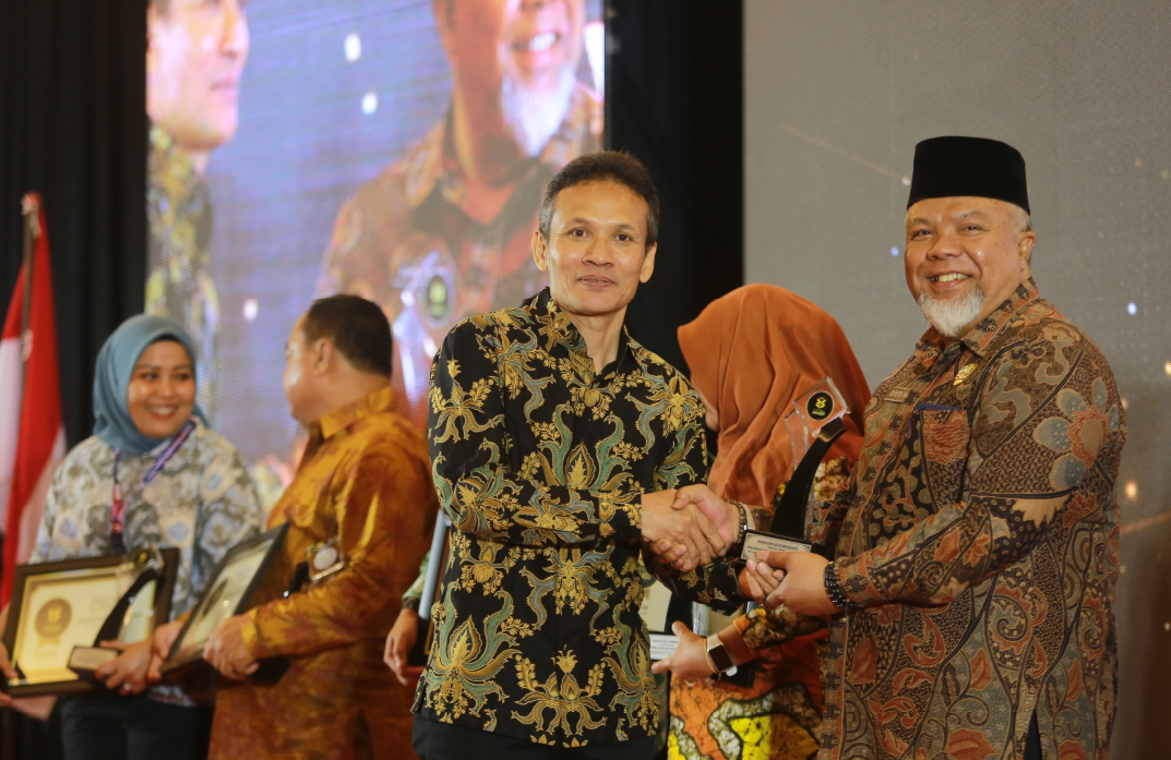 BUAH KERJA KERAS: Perumdam Tirta Taman Sari Kota Madiun dianugerahi Innovative Corporate di Radar Madiun Awards 2024. (BAGAS BIMANTARA/RADAR MADIUN)