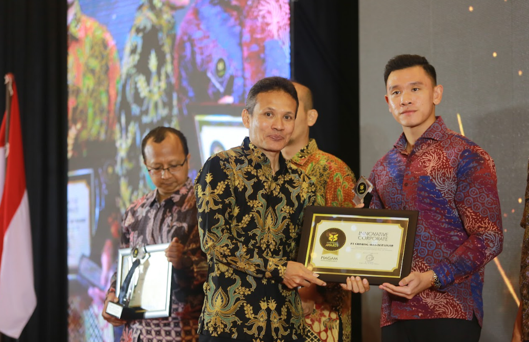INOVASI TIADA HENTI: PT Gunung Mas Bersinar mendapat penghargaan Innovative Corporate pada Radar Madiun Awards 2024, Rabu (7/8). (BAGAS BIMANTARA/RADAR MADIUN)