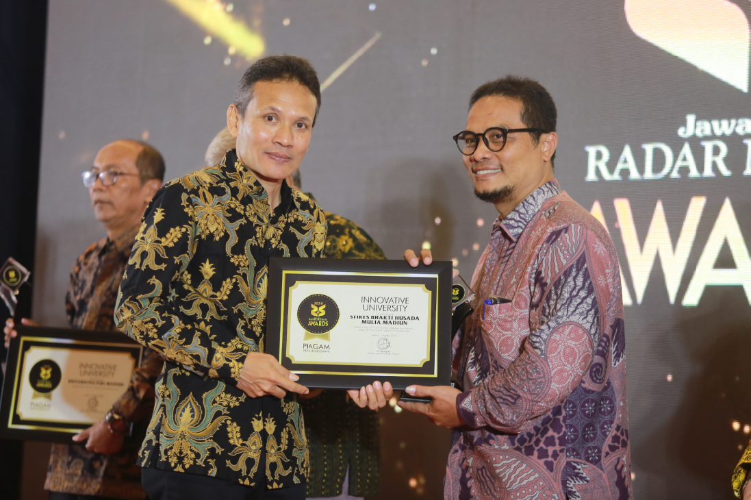 INOVATIF: Stikes BHM menyabet penghargaan Innovative University di Radar Madiun Awards 2024. (BAGAS BIMANTARA/RADAR MADIUN)