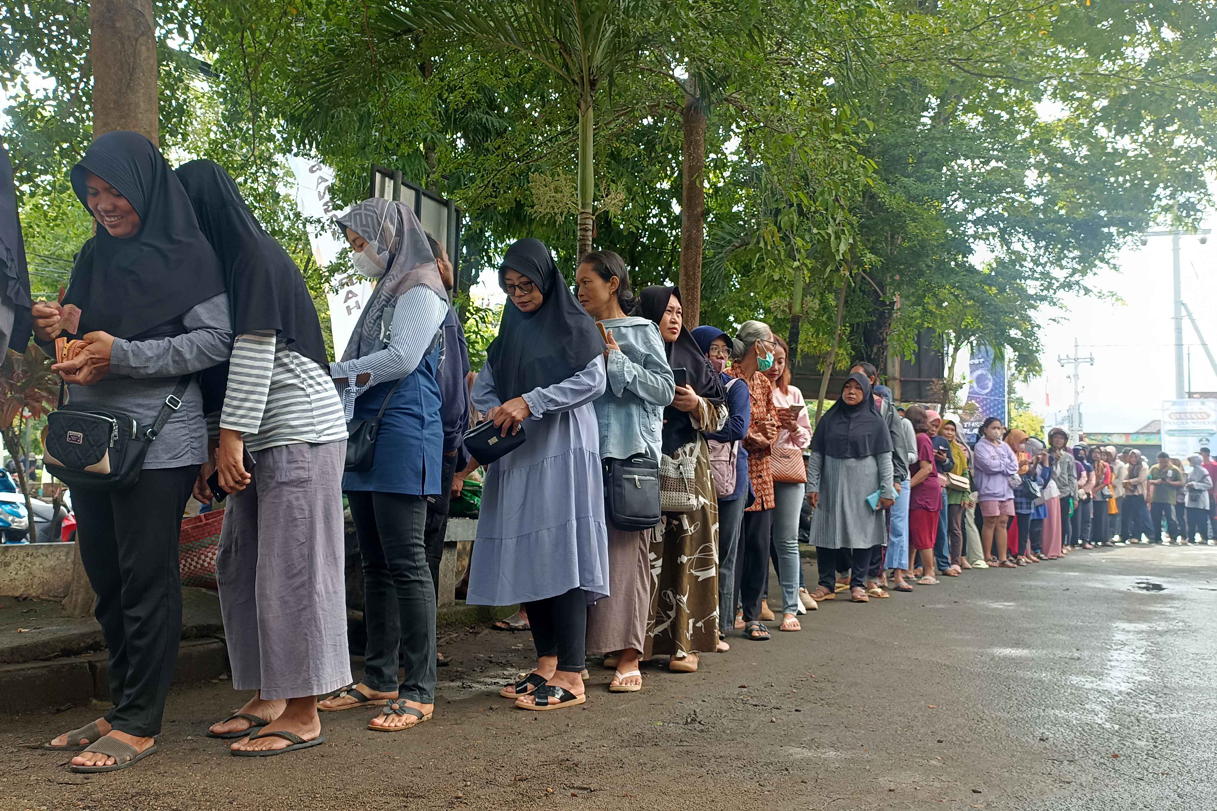 DAYA BELI: Sebagian masyarakat Kabupaten Pacitan harus rela antre untuk mendapatkan sembako murah bersubsidi dari pemerintah. (NUR CAHYONO/RADAR MADIUN)