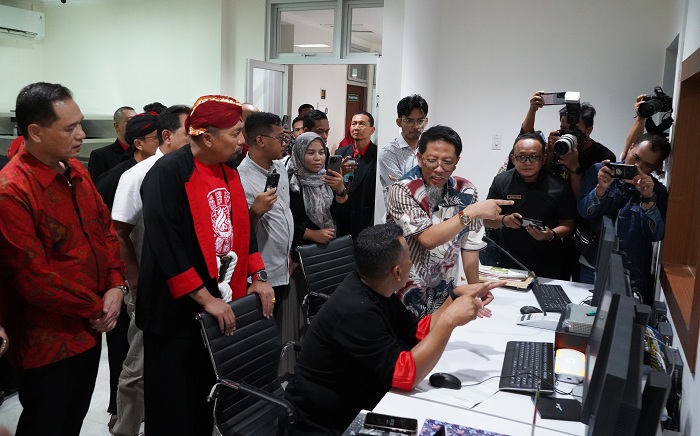 TINJAU: Bupati Ponorogo Sugiri Sancoko disela peresmian fasilitas baru RSUD dr. Harjono Ponorogo, Kamis (8/8).