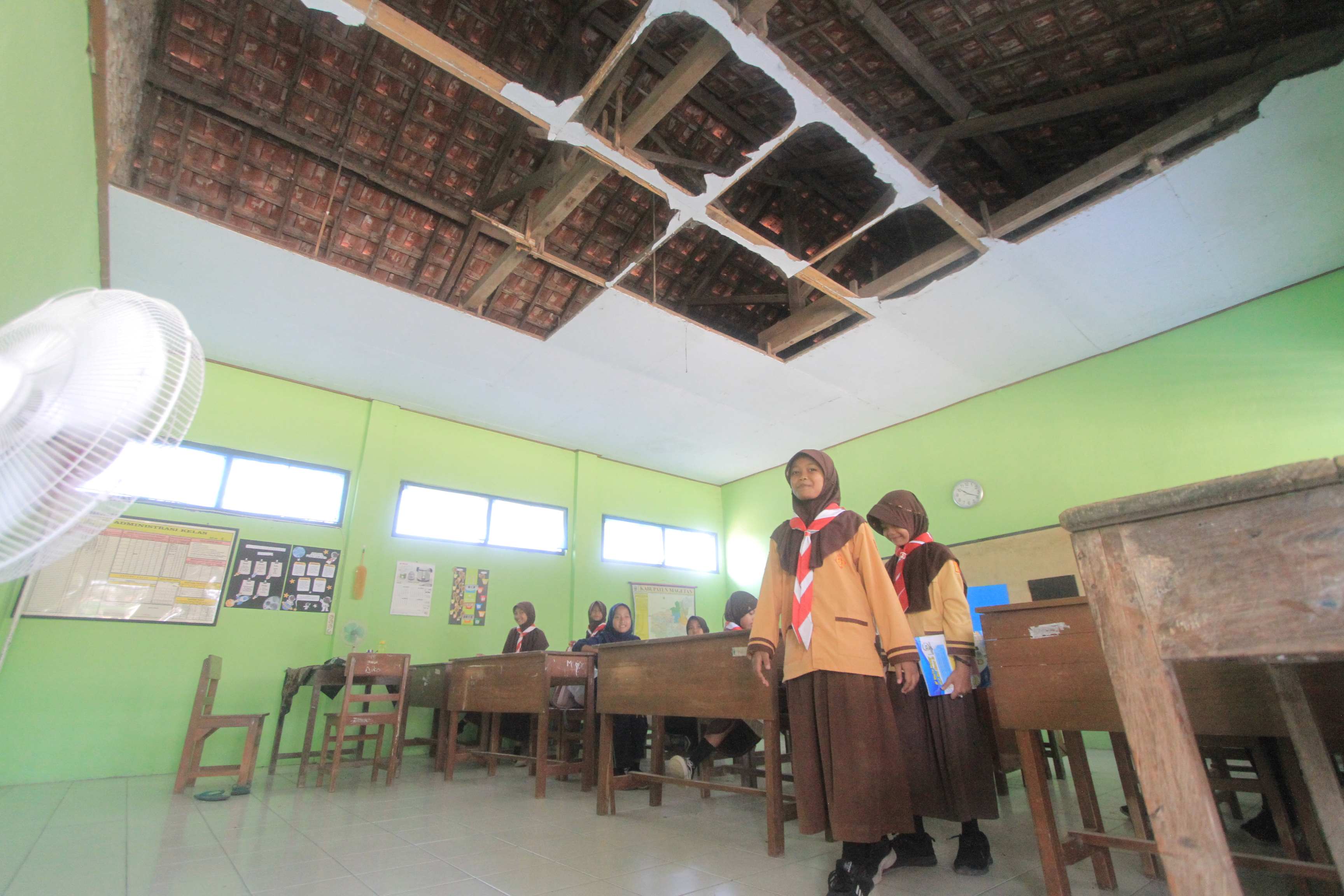 TANPA PLAFON: Sejumlah siswa SDN Jeruk, Magetan, beraktivitas di kelas yang plafonnya rusak parah, Agustus tahun lalu.