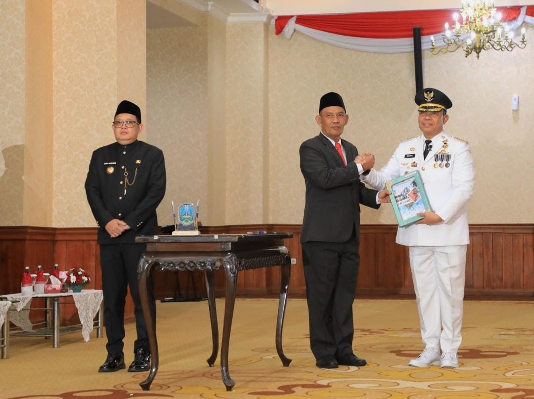 PELANTIKAN: Serah terima jabatan dari Hergunadi kepada Nizhamul sebagai Pj Bupati Magetan yang baru pada Sabtu (10/8) malam di Surabaya. (PROKOPIM MAGETAN UNTUK RADAR MADIUN)