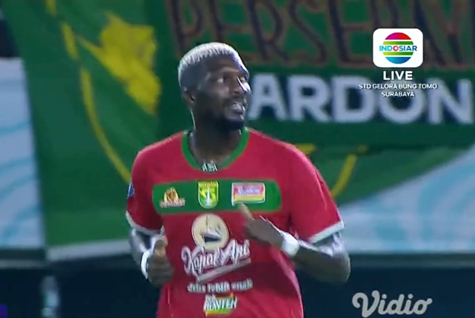 Persebaya belum mampu mencetak gol di babak 1.