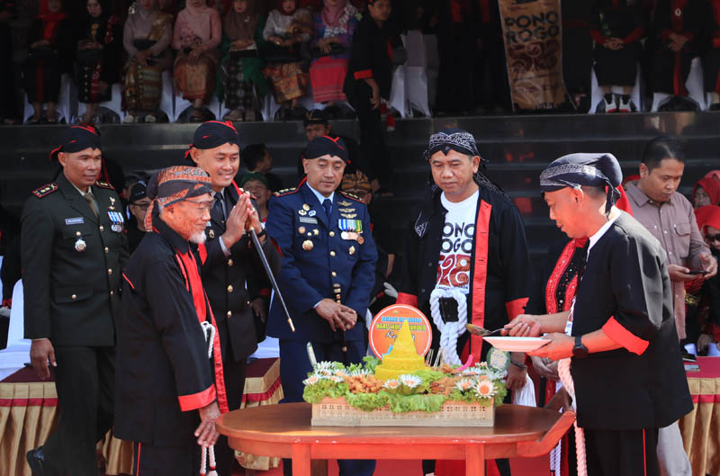 WUJUD SYUKUR: Bupati Ponorogo Sugiri Sancoko memotong tumpeng bentuk syukur dalam peringatan hari jadi 528, Minggu (11/8).