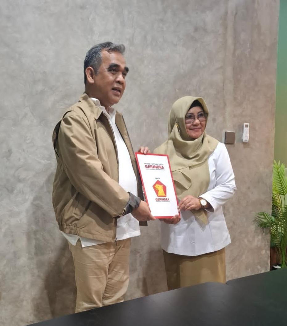 SAH: Penyerahan berkas rekomendasi Partai Gerindra dilakukan oleh Sekjen Partai Gerindra Ahmad Muzani kepada Nanik Endang Rusminiarti, di Kantor DPP Gerindra, Jakarta, Minggu (11/8). (Gerindra)