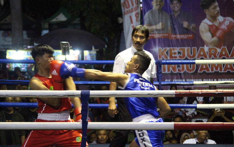 DUEL: Kejuaraan tinju amatir Piala Bupati Ngawi di Alun-Alun Merdeka, Ngawi, untuk meningkatkan kemampuan atlet. Pemkab menyelipkan kampanye Gempur Rokok Ilegal dalam kegiatan olahraga itu