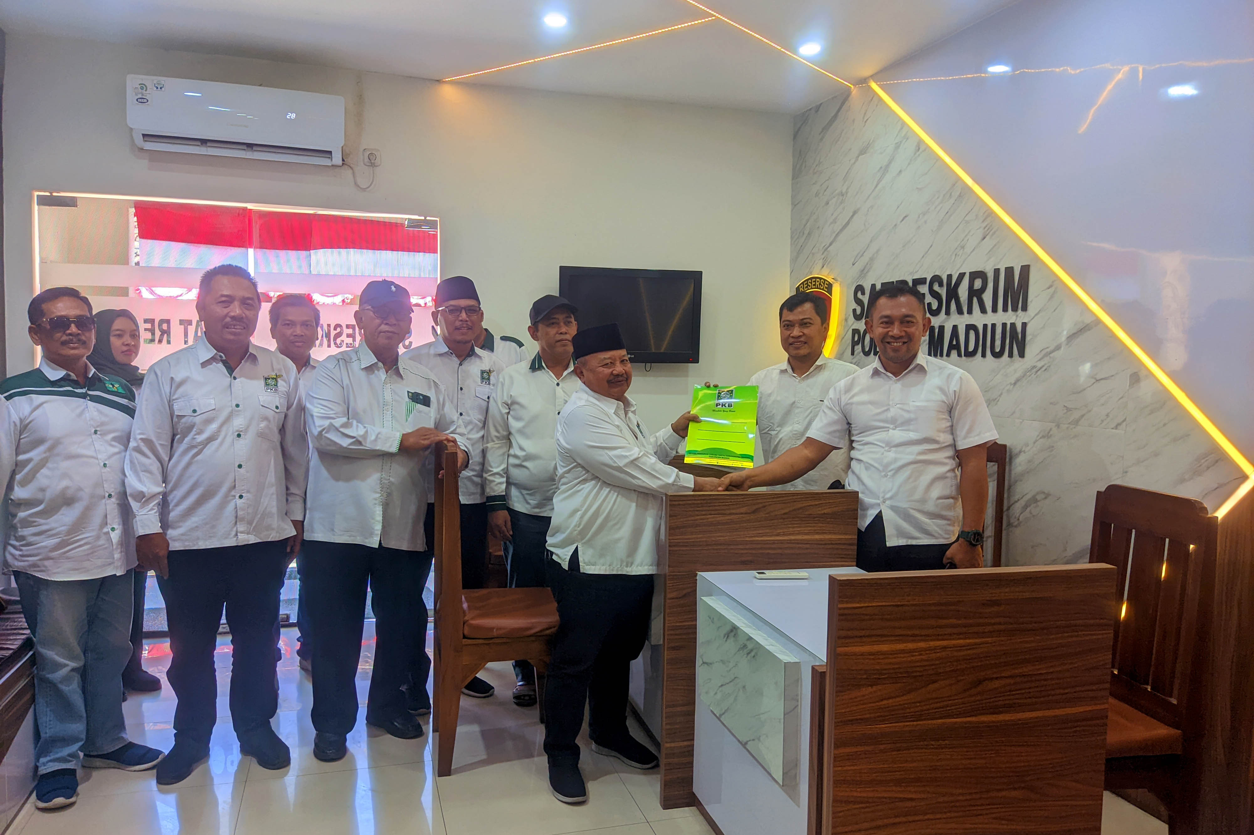 TEGAS: Ketua DPC PKB Kabupaten Madiun Muhtarom membuat laporan dugaan pencemaran nama baik oleh Lukman Edy di unit Satreskrim Polres Madiun, Senin (12/8). (LODITYA FERNANDEZ/RADAR MADIUN)