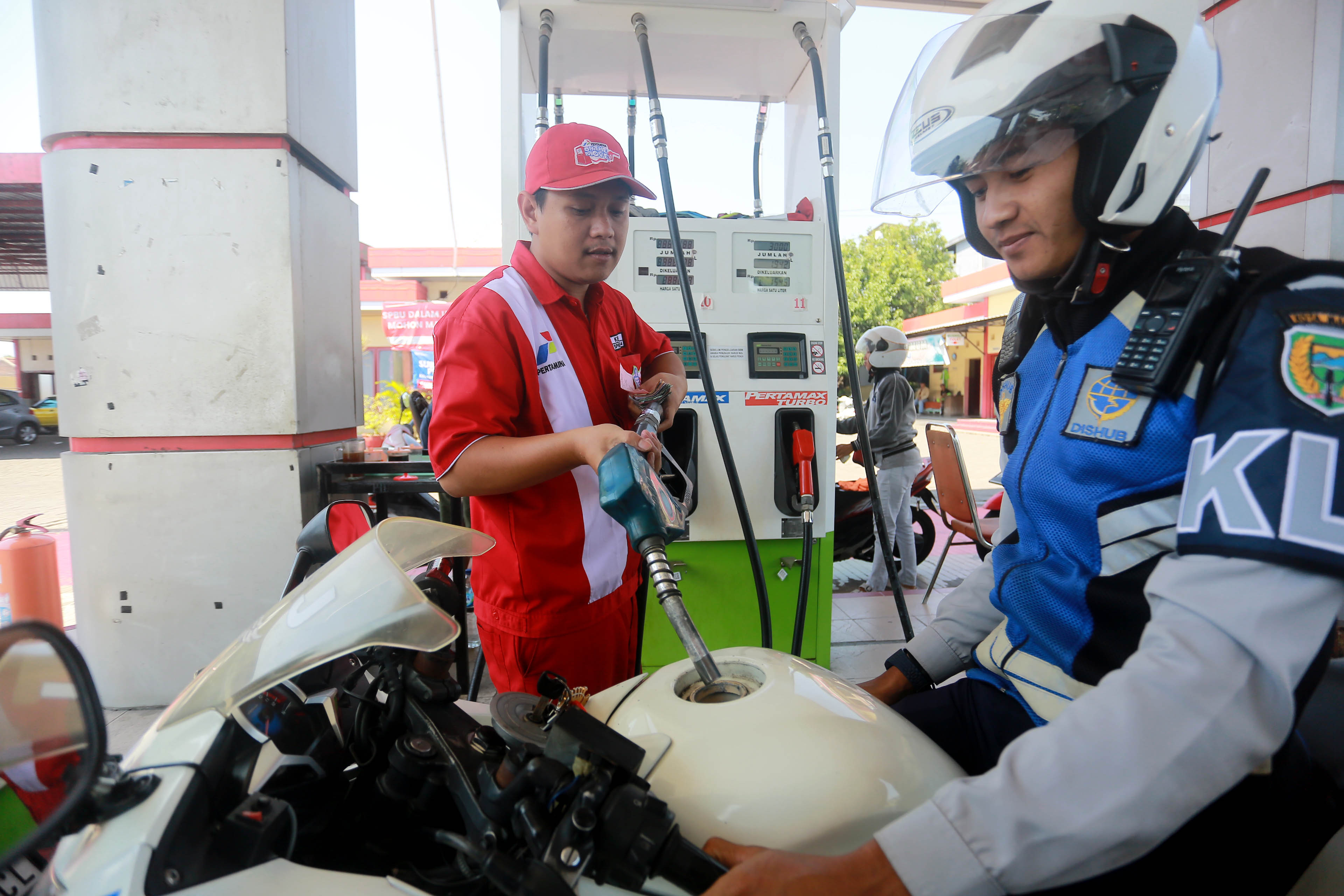 ASET PEMKOT: Tingkat penggunaan Pertalite di SPBU Mayjend Sungkono diprediksi meningkat imbas melonjaknya harga Pertamax. (BAGAS BIMANTARA/RADAR MADIUN)