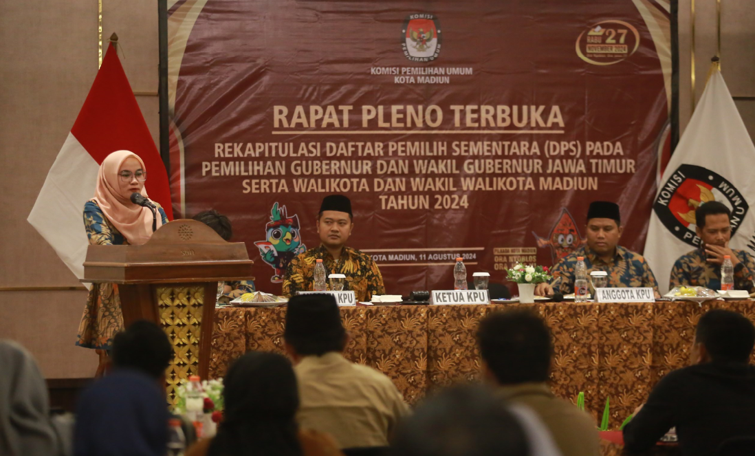 DIDOK: KPU Kota Madiun saat menggelar rapat pleno rekapitulasi DPS Pilkada 2024 di Sun Hotel, Minggu (11/8). (BAGAS BIMANTARA/RADAR MADIUN)