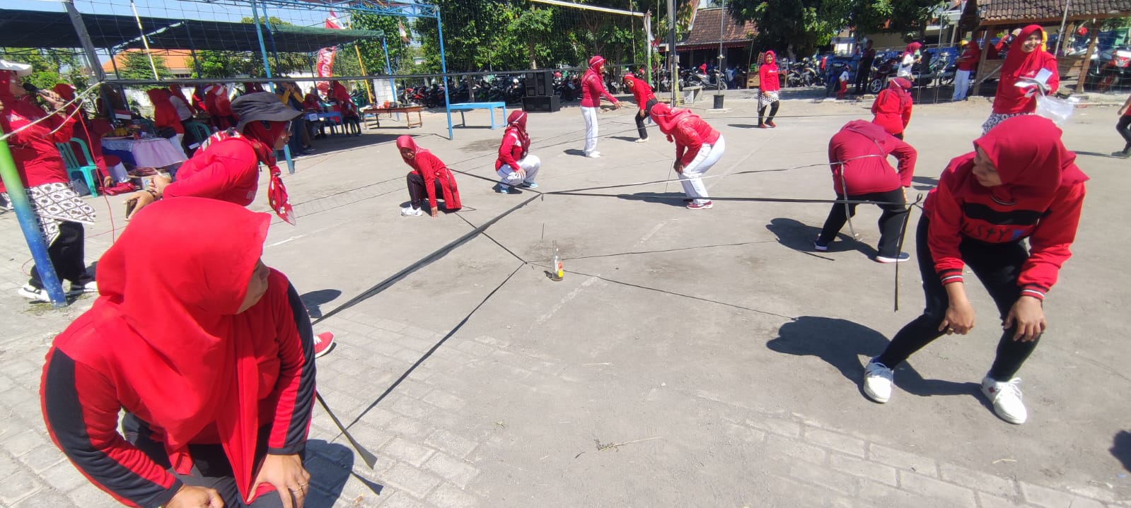 AGUSTUSAN: Ibu-ibu TP PKK se-Desa Kartoharjo Ngawi mengikuti lomba dalam memeriahkan HUT ke-79 RI di Taman Proyodrono, Dusun Ketanggi Kidul.