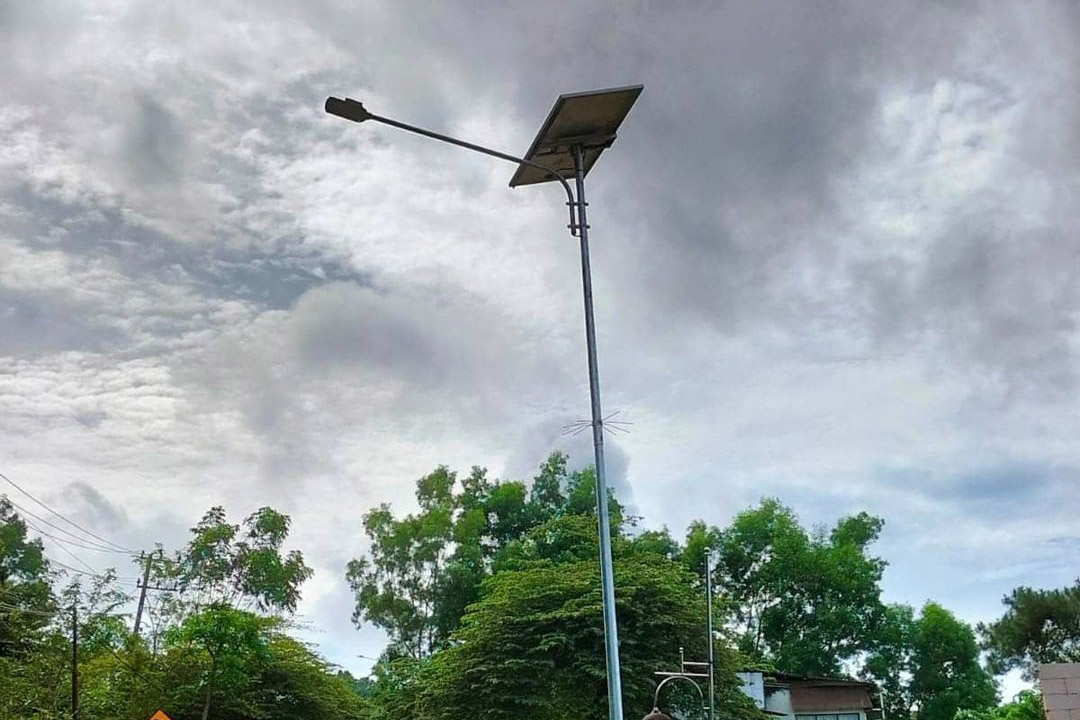 PANEL SURYA: Salah satu PJU di ruas Jalan Pacitan-Ponorogo yang menjadi kewenangan Dishub Jawa Timur.&nbsp;(NUR CAHYONO/RADAR PACITAN)