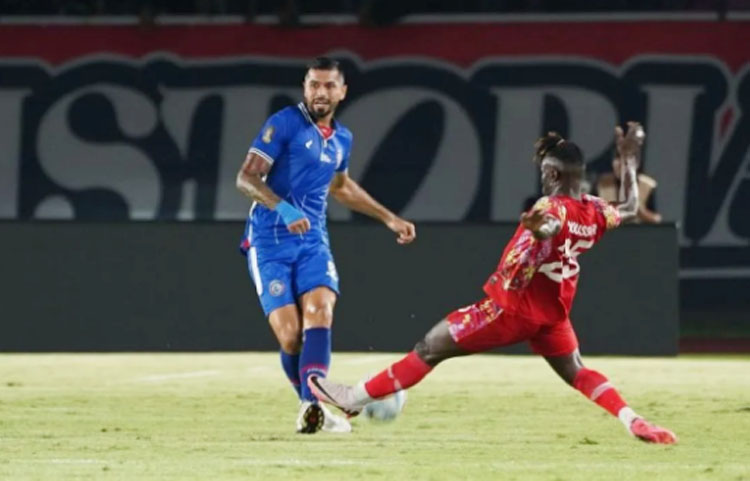 Julian Guevara (jersey biru).