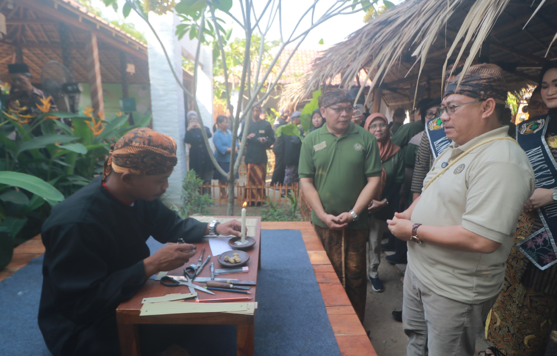 SEJARAH: Manuskrip daun lontar menjadi souvenir wajib bagi wisatawan lokal maupun mancanegara yang berkunjung di desa wisata Gunungsari, Madiun. (R. BAGUS RAHADI/RADAR MADIUN)