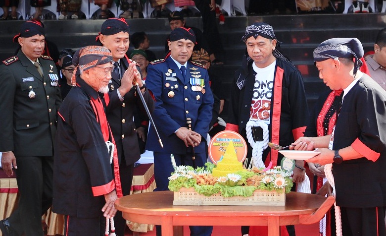 WUJUD SUKUR: Bupati Ponorogo Sugiri Sancoko (tengen) motong tumpeng Hari Jadi Ke-528 Kabupaten Ponorogo. (DOKUMEN/RADAR MADIUN)