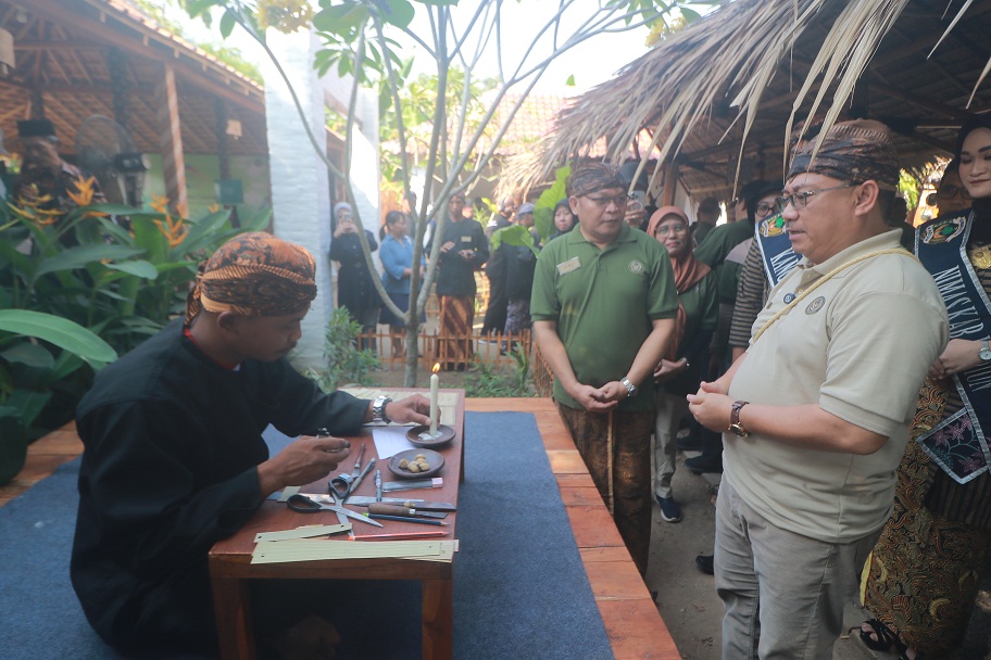 BUDAYA LOKAL: Perajin manuskrip godhong ing Kabupaten Madiun lontar nuduhake cara nulis. (DOKUMEN/RADAR MADIUN)