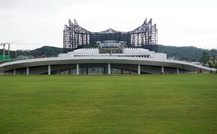 Ilustrasi Foto : Suasana lapangan upacara yang akan digunakan pada HUT RI di kawasan Istana Kepresidenan IKN, Penajam Paser Utara, Kalimantan Timur.