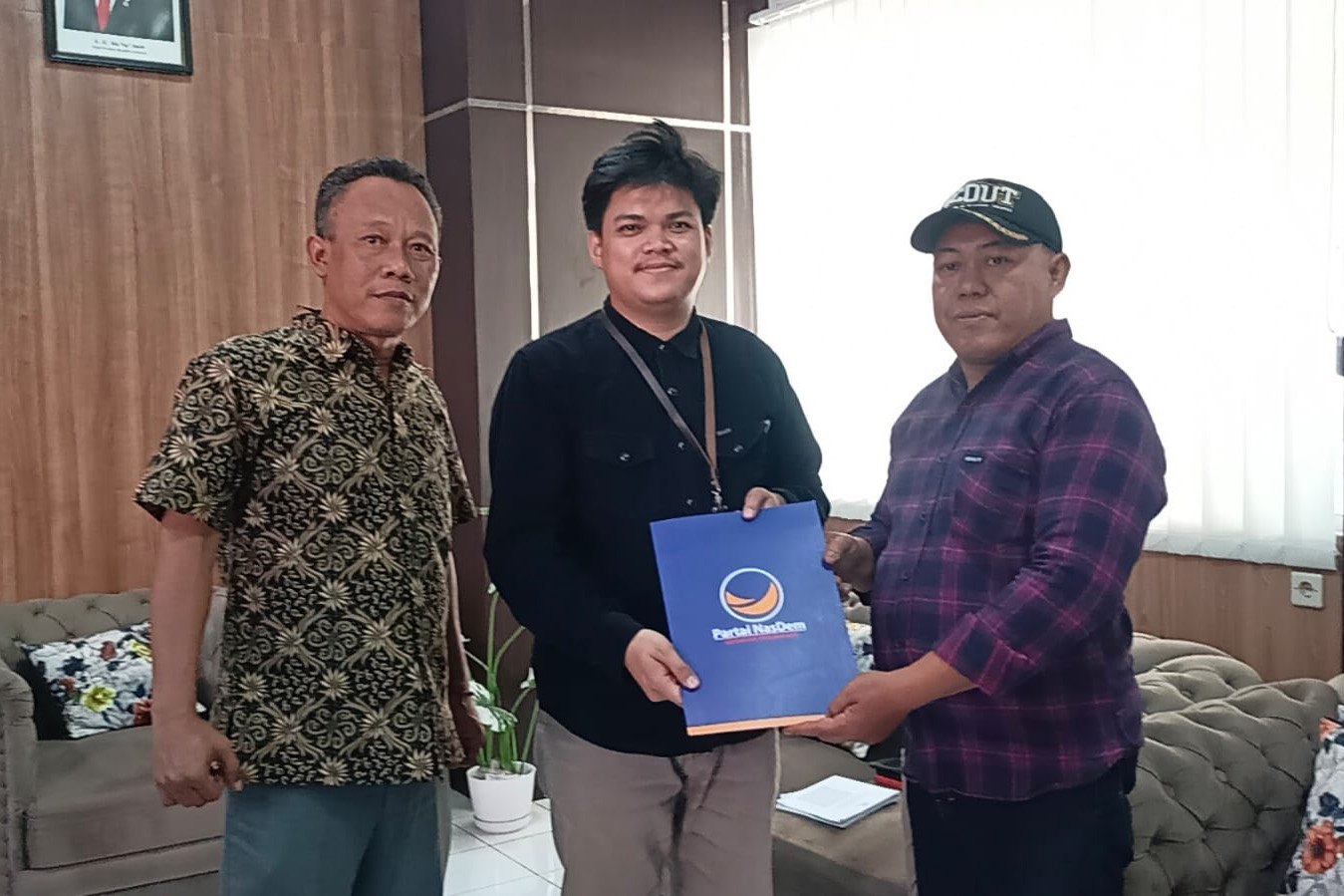 BATAL DIPECAT: Sekretaris DPD Nasdem Kota Madiun Agustinus Sudarmono bersama Dodik Rahardiyono (kiri) menyerahkan SK DPP di kantor KPU setempat, Kamis (15/8). (BAGAS BIMANTARA/RADAR MADIUN)
