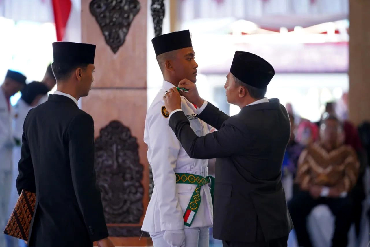 DUTA PANCAILA: Bupati Pacitan Indrata Nur Bayuaji mengukuhkan anggota paskibra yang akan bertugas dalam upacara HUT ke-79 Kemerdekaan RI, kemarin (15/8). (NUR CAHYONO/RADAR PACITAN)