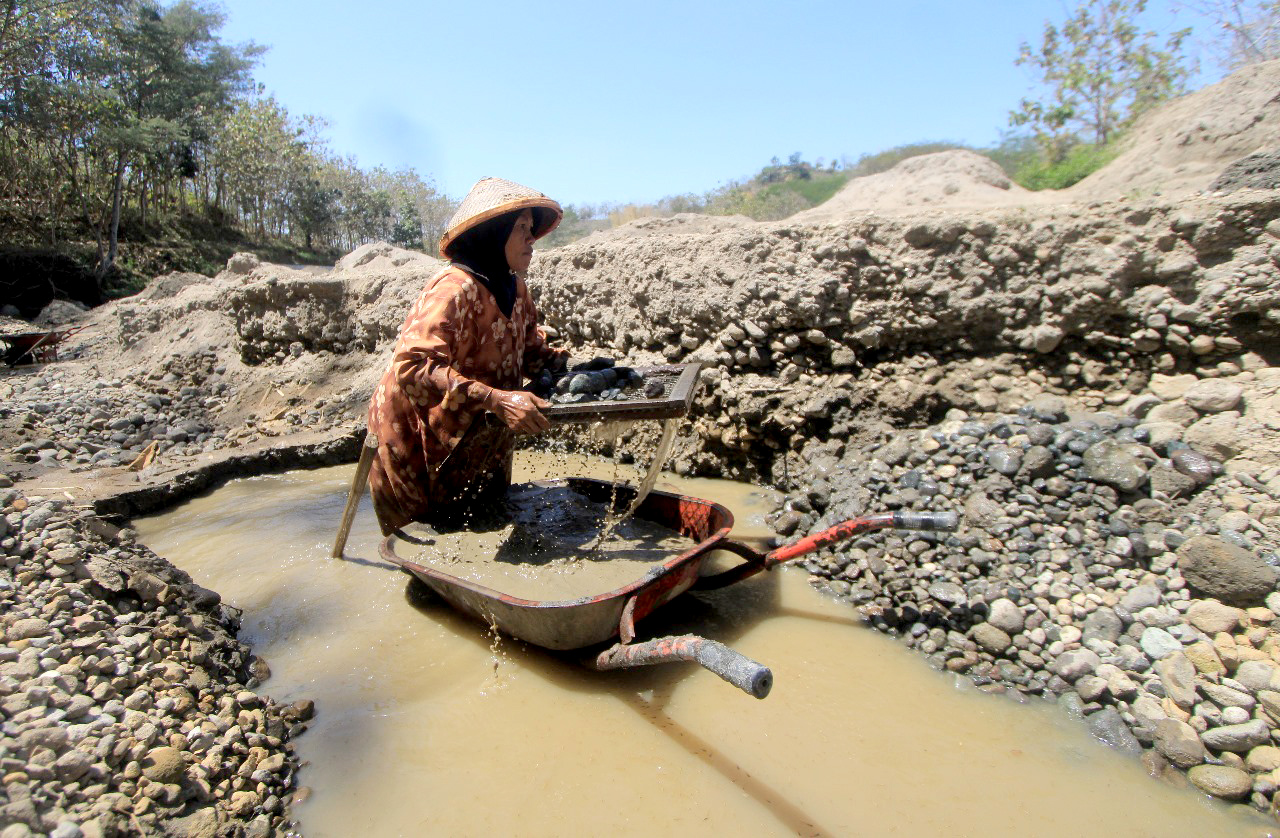 MENGAIS REZEKI: Warga memanfaatkan Embung Jokerto, Parang, Magetan, yang mengering untuk mencari pasir dan batu.