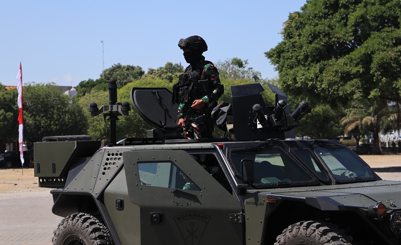 PERSIAPAN: Sejumlah  personel Batalyon Komando 463 Kospasgat TNI AU Lanud Iswahjudi terus bersiap jelang upacara peringatan HUT ke-79 RI di Alun-alun Ponorogo, Kamis (15/8).
