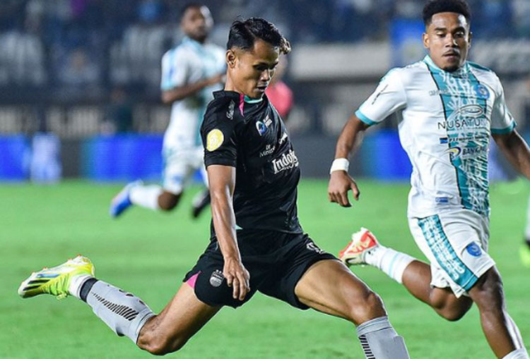 Dimas Drajad mencetak satu assist saat debut bersama Persib di Liga 1 beberapa hari lalu.