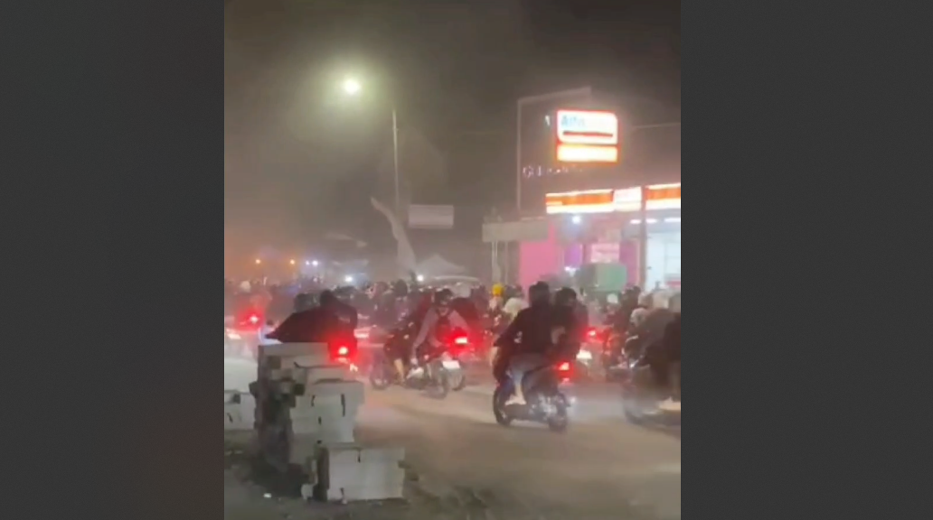 VIRAL: Tangkapan layar video amatir pembubaran konvoi pesilat dari salah satu perguruan, di Balerejo, Madiun, Kamis (15/8). (INSTAGRAM)