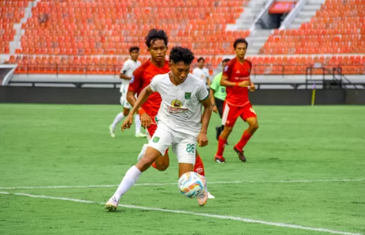 WONDERKID: Penampilan Alfan Suaib, pemain muda Persebaya Surabaya, dipuji Coach Paul Munster. (JAWAPOS.COM)