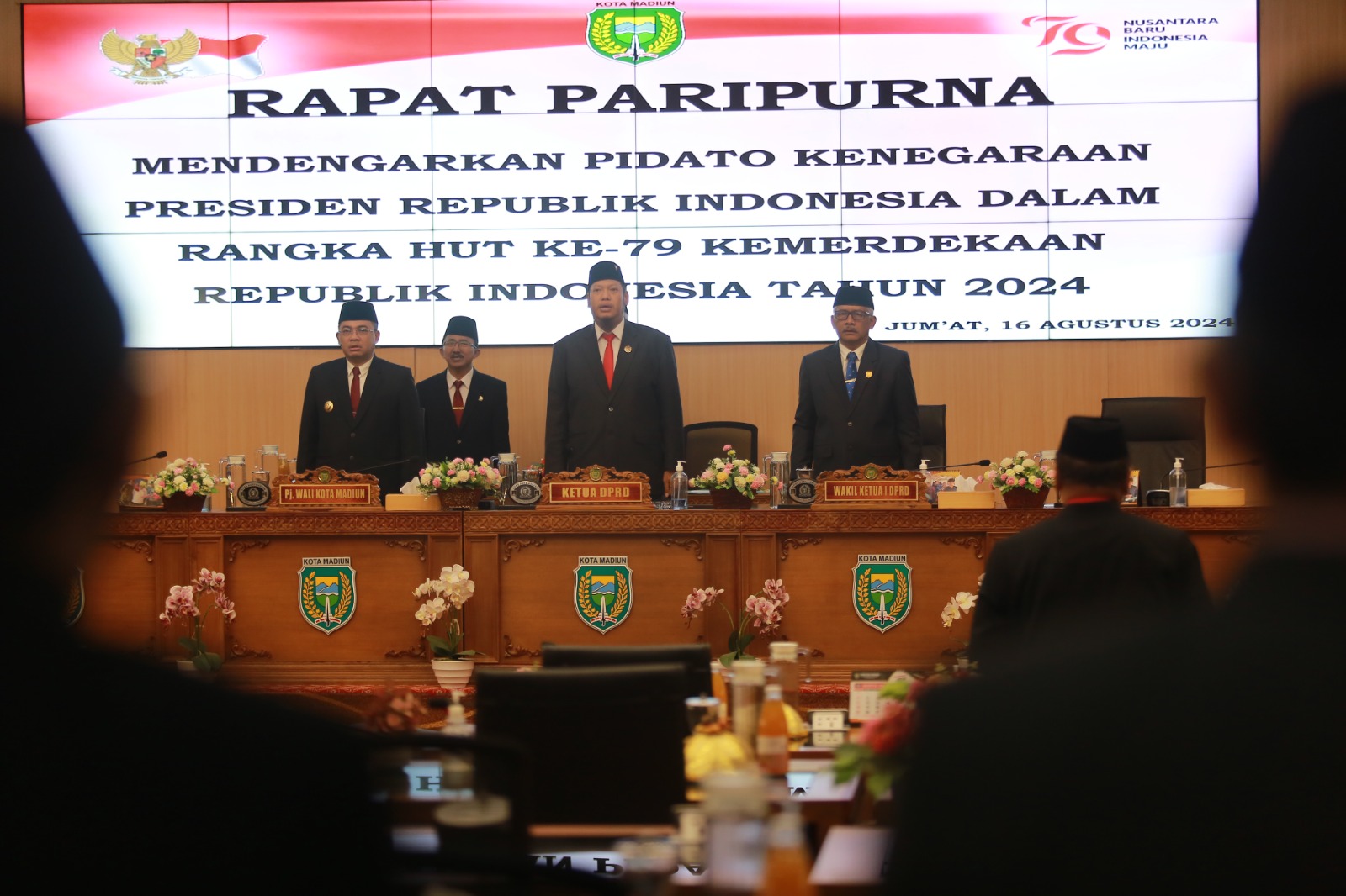 KOMPAK: Rapat paripurna istimewa di Gedung DPRD Kota Madiun dengan agenda mendengarkan pidato kenegaraan Presiden RI Joko Widodo secara zoom, Jumat (16/8). (BAGAS BIMANTARA/RADAR MADIUN)