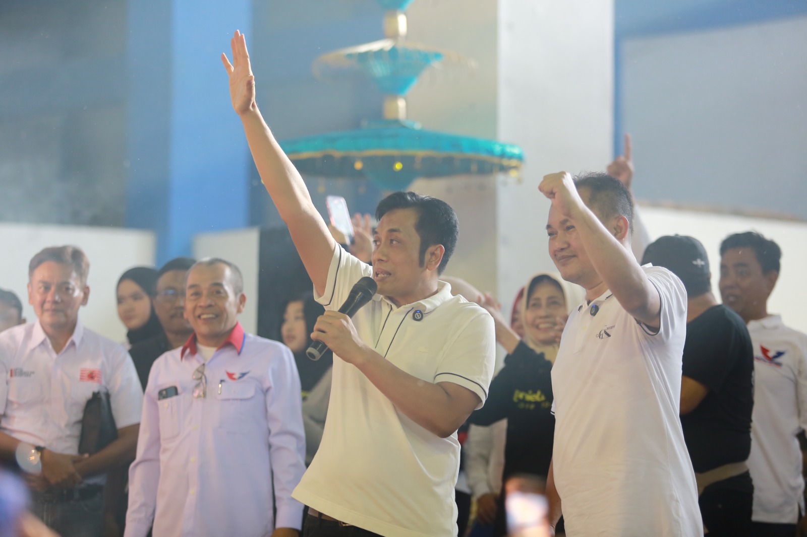 RUNNING PILKADA: Bonie Laksmana dan Bagus Rizki Dinarwan mendeklarasikan diri sebagai pasangan bakal calon wali kota dan calon wakil wali kota Madiun kemarin (16/8). (BAGAS BIMANTARA/RADAR MADIUN)