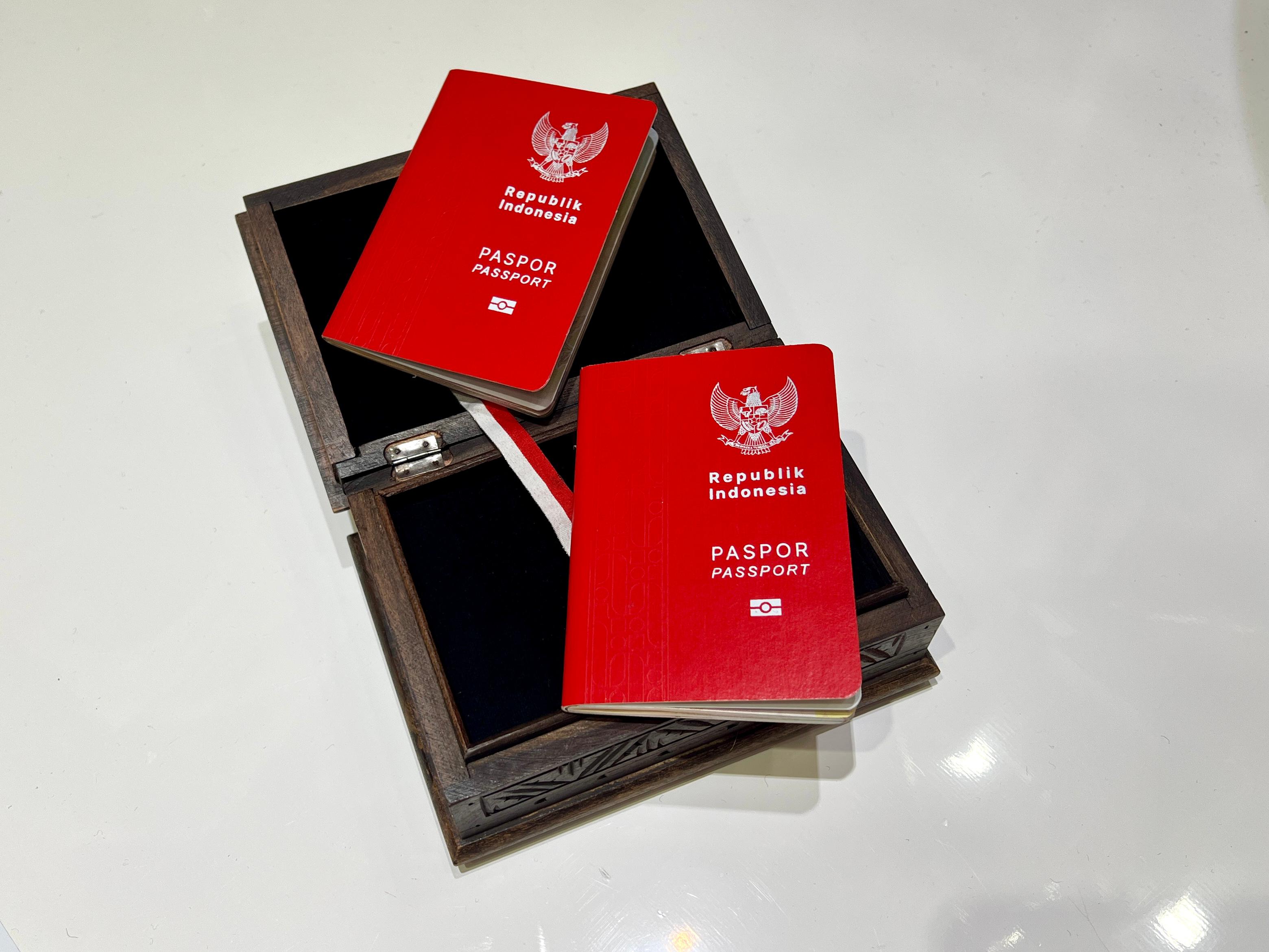 ISTIMEWA: Desain paspor yang baru memiliki kombinasi warna bendera Indonesia dengan fitur keamanan terbaru dan terbaik. (KANIM MADIUN)