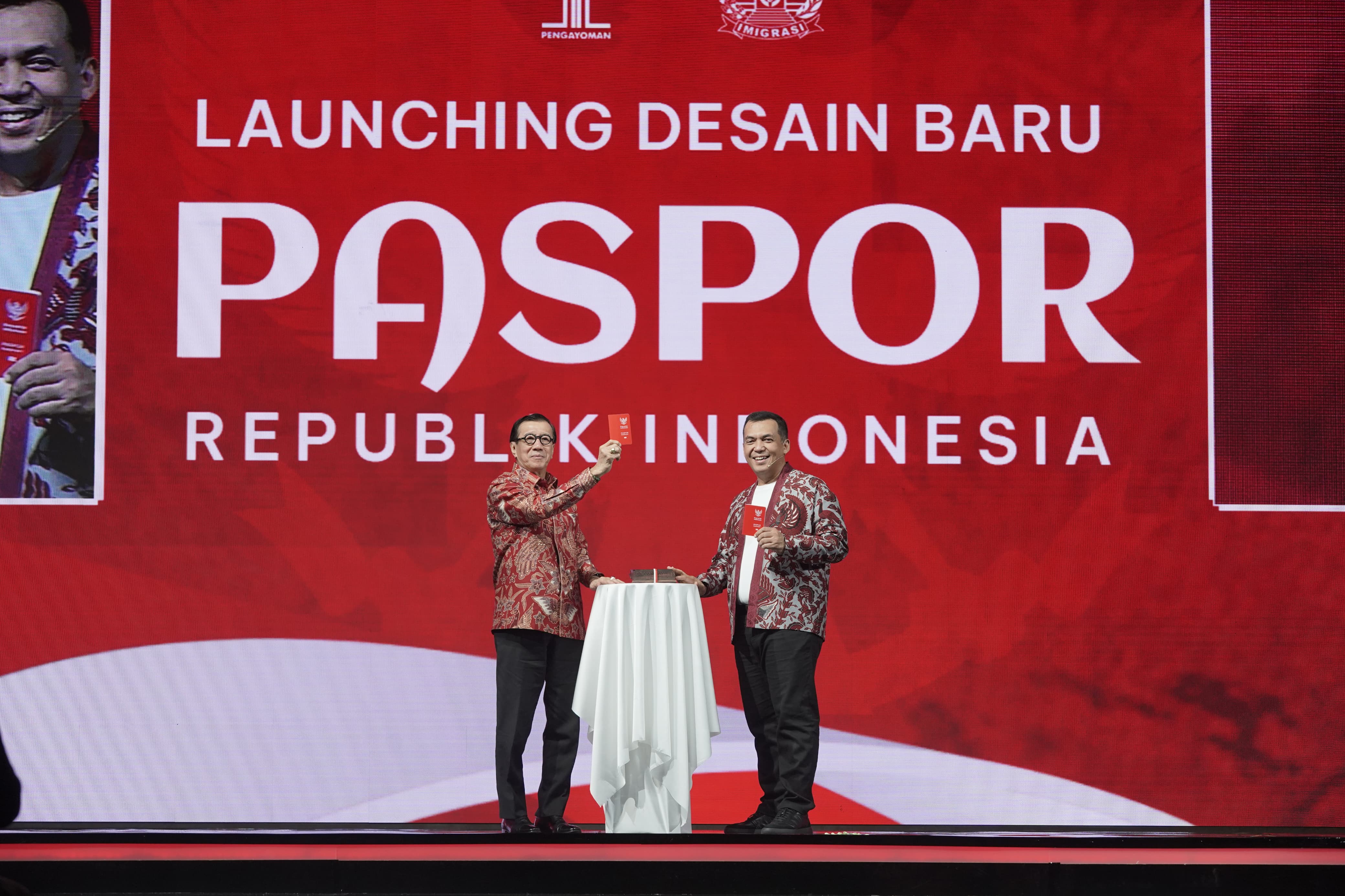 DESAIN BARU: Menkumham Yasonna H. Laoly bersama Dirjen Imigrasi Silmy Karim saat menunjukkan desain baru paspor Republik Indonesia. (KANIM MADIUN)