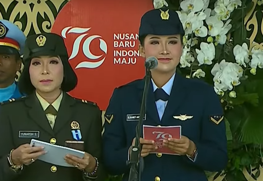 ASLI MADIUN: Elisabeth Agcira Rosari (kanan), menjadi pembawa acara upacara penurunan bendera HUT RI di IKN. (SETPRES)